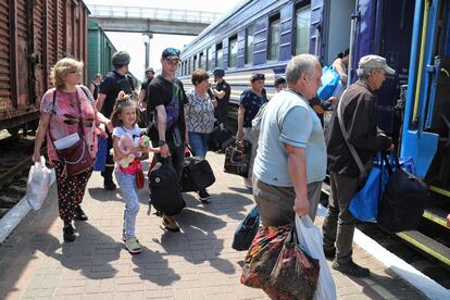 Evacuación en una estación de tren en la provincia de Jersón, este martes, por el colapso de la presa.  