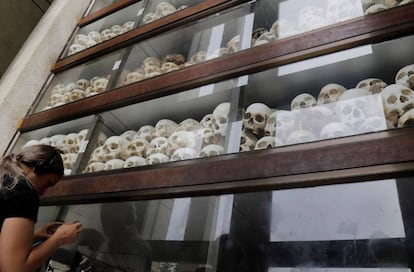 Una turista toma este jueves fotos de las calaveras de varias víctimas asesinadas por el régimen de los jemeres rojos en el Centro del Genocidio Choeung Ek, en Phnom Penh (Camboya).