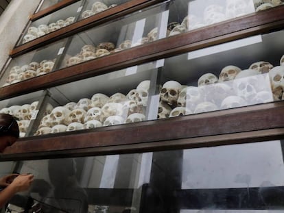 Una turista toma este jueves fotos de las calaveras de varias víctimas asesinadas por el régimen de los jemeres rojos en el Centro del Genocidio Choeung Ek, en Phnom Penh (Camboya).