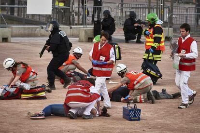 Las fuerzas policiales y de emergencia francesas participan en un ejercicio simulado como parte de las medidas de seguridad para el próximo Campeonato de fútbol de la Euro 2016, en Lyon.