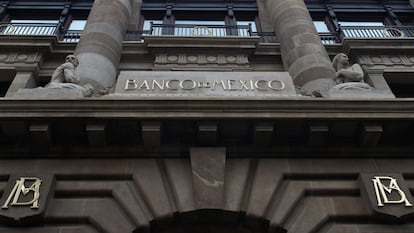 Detalle de la fachada del edificio del Banco de México, en la capital mexicana, este 26 de abril.