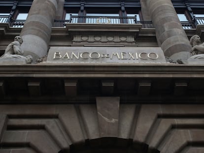 Detalle de la fachada del edificio del Banco de México, en la capital mexicana, este 26 de abril.