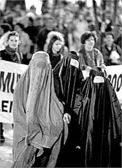 Tres mujeres cubiertas por una <b></b><i>burka</i> en la manifestación de ayer en Valencia del Día de la Mujer.