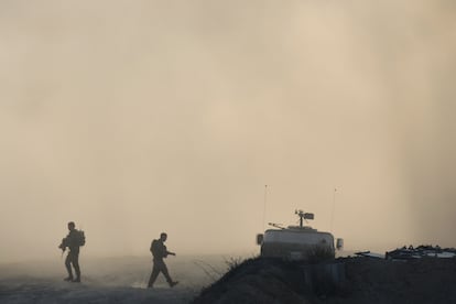 Soldados israelíes caminan por la frontera entre Israel y la Franja de Gaza, este miércoles.