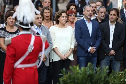 L'alcaldessa de Barcelona i líder de Barcelona en Comú, Ada Colau, amb el tinent d'alcalde, Jaume Collboni (PSC), canten 'Els segadors'.