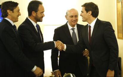 Ciudadanos leader Albert RIvera greets Socialist spokesman Antonio Hernando next to his PP counterpart Rafael Hernando (far left) and Interior Minister Jorge Fernández Díaz.
