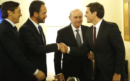 Albert RIvera saluda a Antonio Hernando (PSOE) ante Rafael Hernando (PP) y Jorge Fern&aacute;ndez D&iacute;az, ministro del Interior. 