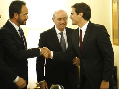 Albert RIvera saluda a Antonio Hernando (PSOE) ante Rafael Hernando (PP) y Jorge Fern&aacute;ndez D&iacute;az, ministro del Interior. 