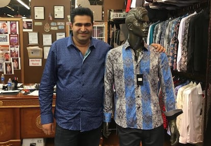 Sam Esteghball, en la tienda Barabas con la camisa de El Chapo.