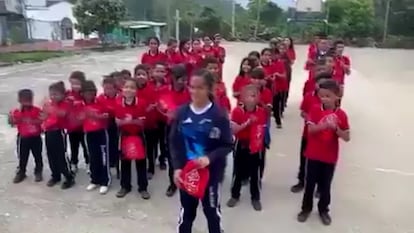 Niños del Centro Educativo Rural de El Recreo agradecen al Frente 33 de las FARC por los útiles escolares.