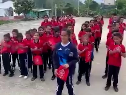 Niños del Centro Educativo Rural de El Recreo agradecen al Frente 33 de las FARC por los útiles escolares.