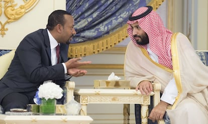 El primer ministro de Etiopía, Abiy Ahmed (a la izquierda), conversa con el principe de Arabia Saudí, Mohammad bin Salman al-Saud, durante un encuentro en Yidda, a orillas del mar Rojo, el 16 de septiembre de 2018.