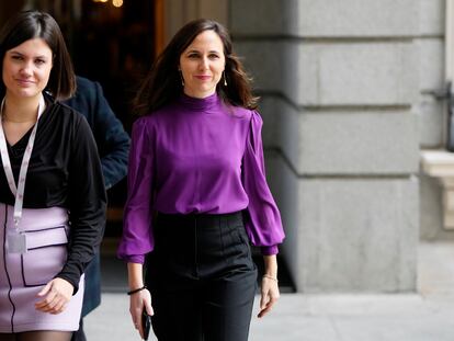 La secretaria general de Podemos, Ione Belarra (a la derecha), a su salida del Congreso el miércoles, día en el que las Cortes celebraban el 45º aniversario de la Constitución.