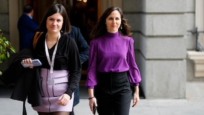 La secretaria general de Podemos, Ione Belarra (a la derecha), a su salida del Congreso el miércoles, día en el que las Cortes celebraban el 45º aniversario de la Constitución.