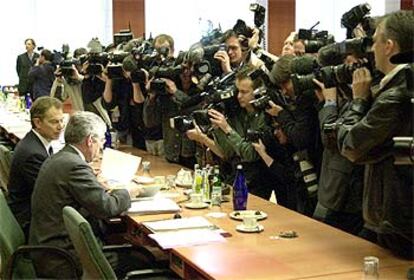 Tony Blair, a la izquierda, y Jack Straw poco antes de comenzar la cumbre de Bruselas.