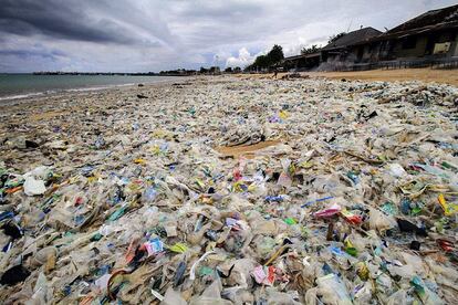 Fotografía facilitada por la Fundación ecologista ROLE, de las montañas de plástico que cubren la playa de Kerobokan, en la isla indonesia de Bali.