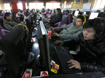Computadores em uso numa LAN house de Pequim, em imagem de arquivo.
