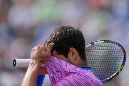 Carlos Alcaraz se lamenta tras perder un punto frente a Daniil Medvedev.