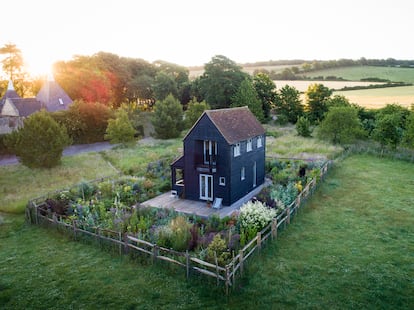 Para el trazado de este proyecto en el condado de Kent, cerca de Londres, el paisajista Andy Salter se inspiró en los jardines del templo de Kyoto y para la plantación en en el mítico jardín inglés de Great Dixter.
Fotografía: Claire Takacs.