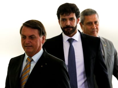 Presidente Jair Bolsonaro, acompanhado pelos ministros do Turismo, Marcelo Álvaro Antônio (C), e da Casa Civil, Braga Neto, durante o lançamento da retomada do turismo no Palácio do Planalto, em 10 de novembro.