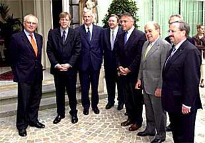 Representantes de las siete regiones europeas, tras la firma del acuerdo.