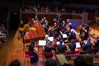 Christian Rieger (izquierda) y Andreas Staier (derecha) durante la interpretación del Concierto para clave y fortepiano Wq 47 de Carl Philipp Emanuel Bach.