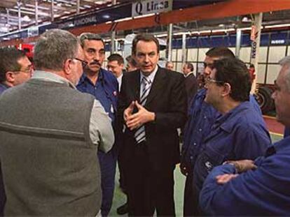 Zapatero, con trabajadores de Iveco-Pegaso durante su visita ayer a la fábrica en Madrid.