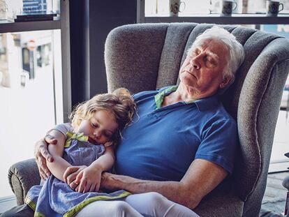 Recuerda de repente que dejó a sus hijos con los abuelos hace cinco años