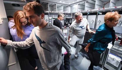Los pasajeros del experimento hacen estiramientos.