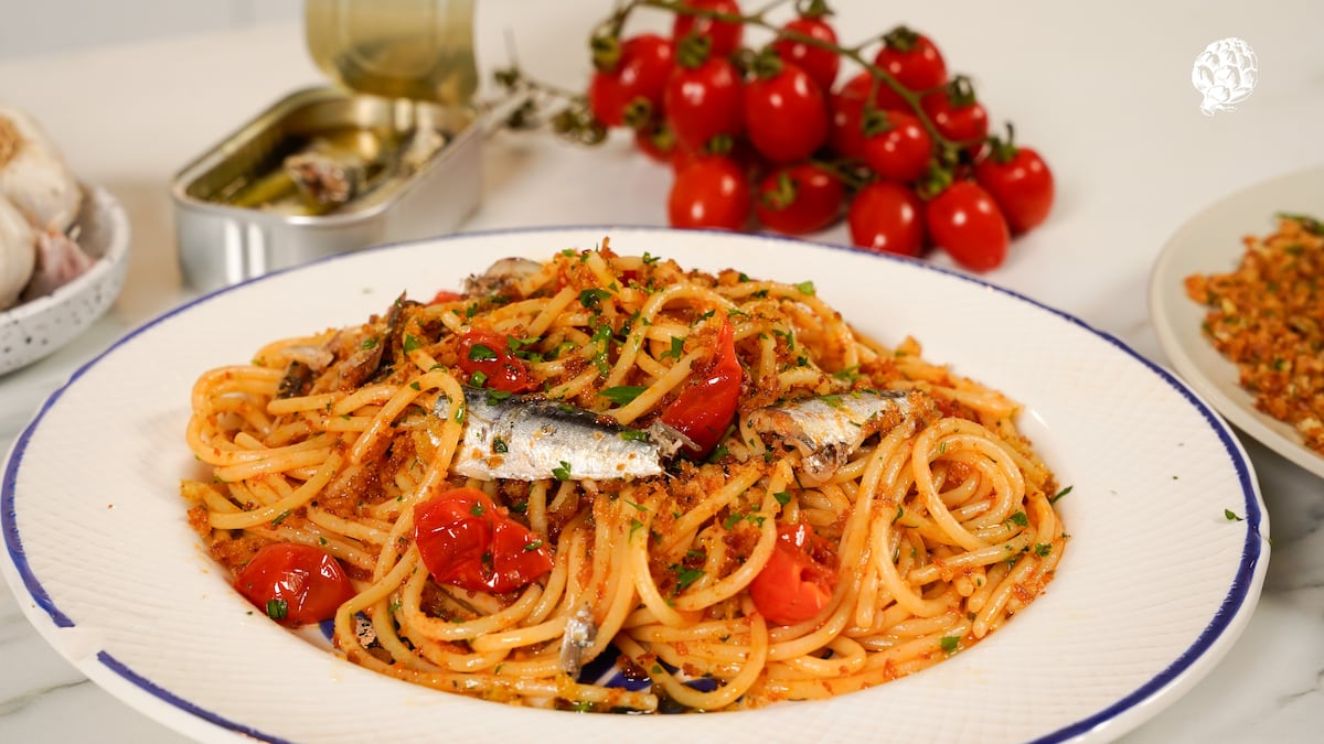 Espaguetis con sardinas de lata y tomatitos, la receta con 'queso de pobres'