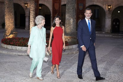 La noche del miércoles, don Felipe y doña Letizia, acompañados por la reina Sofía, presidieron la recepción a los principales representantes de la sociedad civil de las Baleares en el palacio de La Almudaina. 