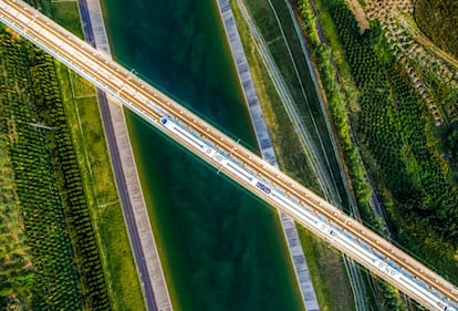 La línea del tren chino de alta velocidad (CRH) cruza uno de los canales del Proyecto de Trasvase de Agua Sur-Norte, una de las mayores infraestructuras hidrográficas de China, a su paso por la ciudad de Zhengzhou, capital de la provincia de Henan.