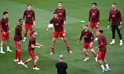 Rondo de calentamiento de los 'Reds' en el césped del Stade de France.