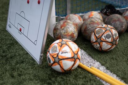 La pizarra y las pelotas de fútbol como parte del material que el Sants utiliza durante su entrenamiento.