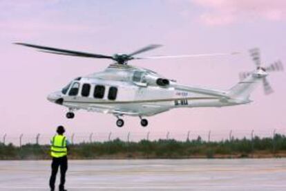 Un helicóptero despega de la nueva planta ensambladora de la firma italiana de defensa Finmeccanica en Abu Aisha (Libia). EFE/Archivo