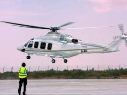 Un helicóptero despega de la nueva planta ensambladora de la firma italiana de defensa Finmeccanica en Abu Aisha (Libia). EFE/Archivo