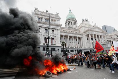 Manifestantes queman neumáticos frente al Congreso, este jueves en Buenos Aires.