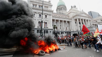 Manifestantes queman neumáticos frente al Congreso, este jueves en Buenos Aires.