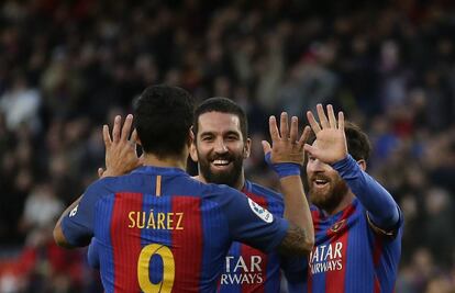 Arda Turan (centro) celebra con Suárez y Messi el cuarto gol del Barcelona.