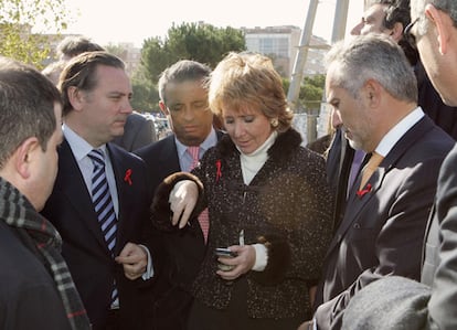 Esperanza Aguirre junto a Mariano Rajoy sufrieron un accidente al estrellarse el helicóptero en el que viajaban poco después de despegar de la plaza de toros de Móstoles, 1 de diciembre de 2005