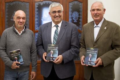 El periodista Ra&uacute;l Lim&oacute;n, el consejero de Econom&iacute;a, Antonio Ram&iacute;rez de Arellano, y el dirigente jornalero Paco Casero, en Sevilla.