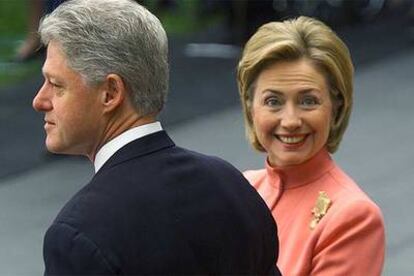 El ex presidente estadounidense Bill Clinton y su esposa, la senadora Hillary Clinton.