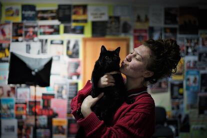 Melania junto a uno de los gatos que también se encuentran en el refugio en que se ha convertido la sala proEnglish Theatre de Kiev.