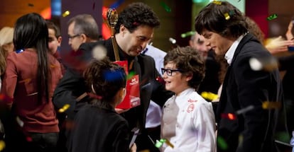 Mario, junto a dos de los jurados del programa.