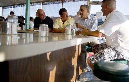 El presidente desayuna con unos clientes de una cafetería de Akron (Ohio).