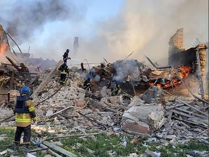 Los equipos de rescate intentaban ayer sofocar el fuego provocado por un bombardeo ruso contra una escuela en Lugansk.