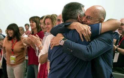 Morales, nuevo secretario de Organización, se abraza a Rodolfo Ares