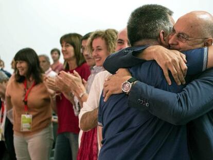Morales, nuevo secretario de Organización, se abraza a Rodolfo Ares