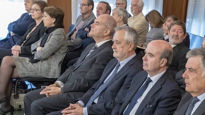 Ex altos cargos de la Junta de Andalucía, durante una de las sesiones de la vista oral celebrada en la Audiencia de Sevilla en 2019.