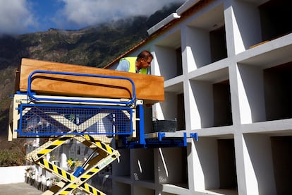 Entierro de uno de los migrantes fallecidos en el naufragio cerca de El Hierro, en el cementerio de Frontera, en la isla canaria.